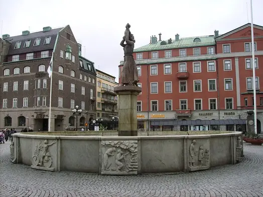 En stor fontänskulptur i sten på Fristadstorget i Eskilstuna.
