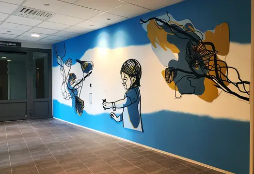 Ett konstverk av Ingela Svensson pryder en stor vägg i en entré till ett vårdboende. Målning med klarblå färg upptill och nertill med vitt emellan. Målade reliefer i mörkt gul och mörkt blå, föreställande grenar och lövverk är placerade till höger och till vänster. I mitten finns en relief föreställande en flicka med utsträckt arm med en fjäril på knogen..